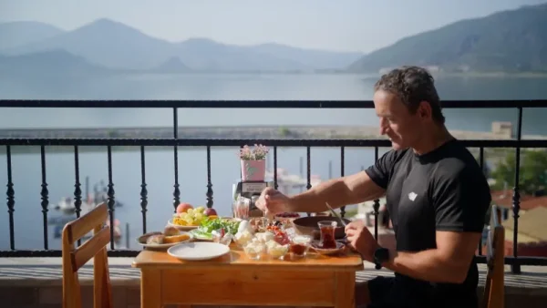 Göl Manzarasında Zengin Kahvaltı