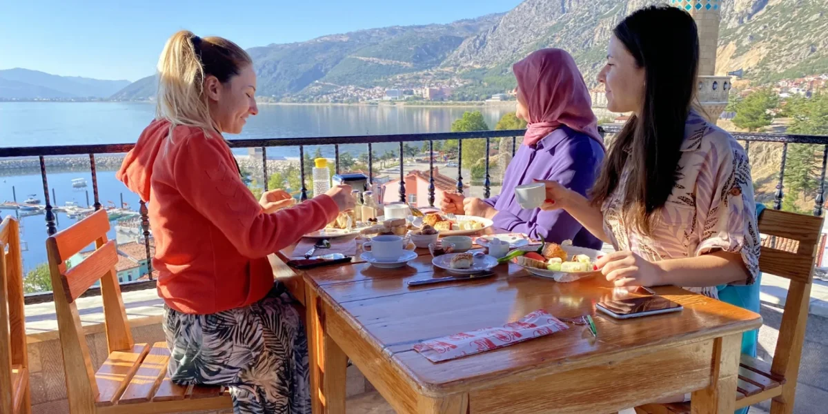 Göle Nazır Terasta Kahvaltı Keyfi